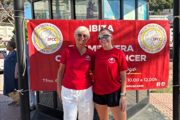 Foto 1 - Ellie Hocking junto a la voluntaria de IFCC, Beryl Jones