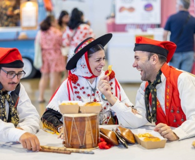 Integrantes de la Colla de Sa Bodega disfrutando de una hamburquesa de porc negre y de patatas ibicencas Integrantes de la Colla de Sa Bodega disfrutando de una hamburquesa de porc negre y de patatas ibicencas