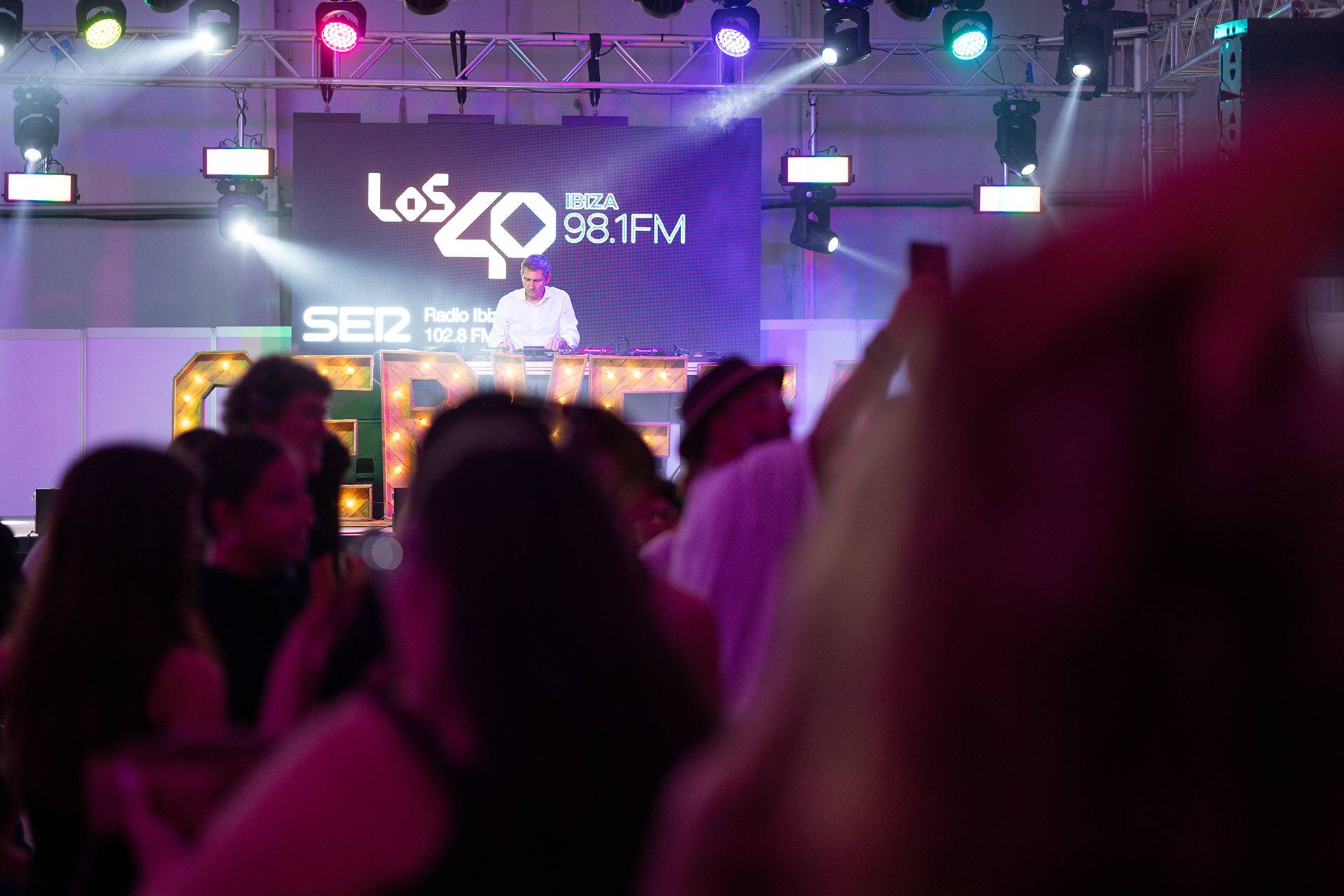 El DJ Miguel Vera, de Los40 actuó por primera vez en la Feria de la Cerveza de Ibiza con gran éxito de público
