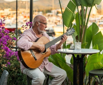 El guitarrista Paco Fernández actuando en Villa Mercedes El guitarrista Paco Fernández actuando en Villa Mercedes