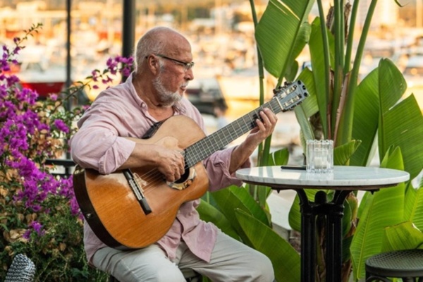 El guitarrista Paco Fernández actuando en Villa Mercedes
