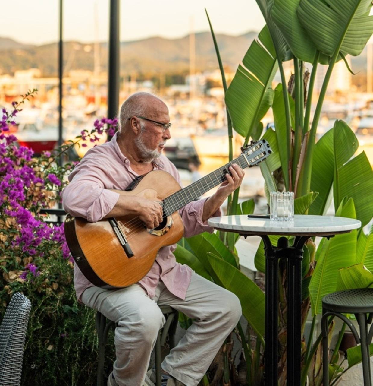 El guitarrista Paco Fernández actuando en Villa Mercedes