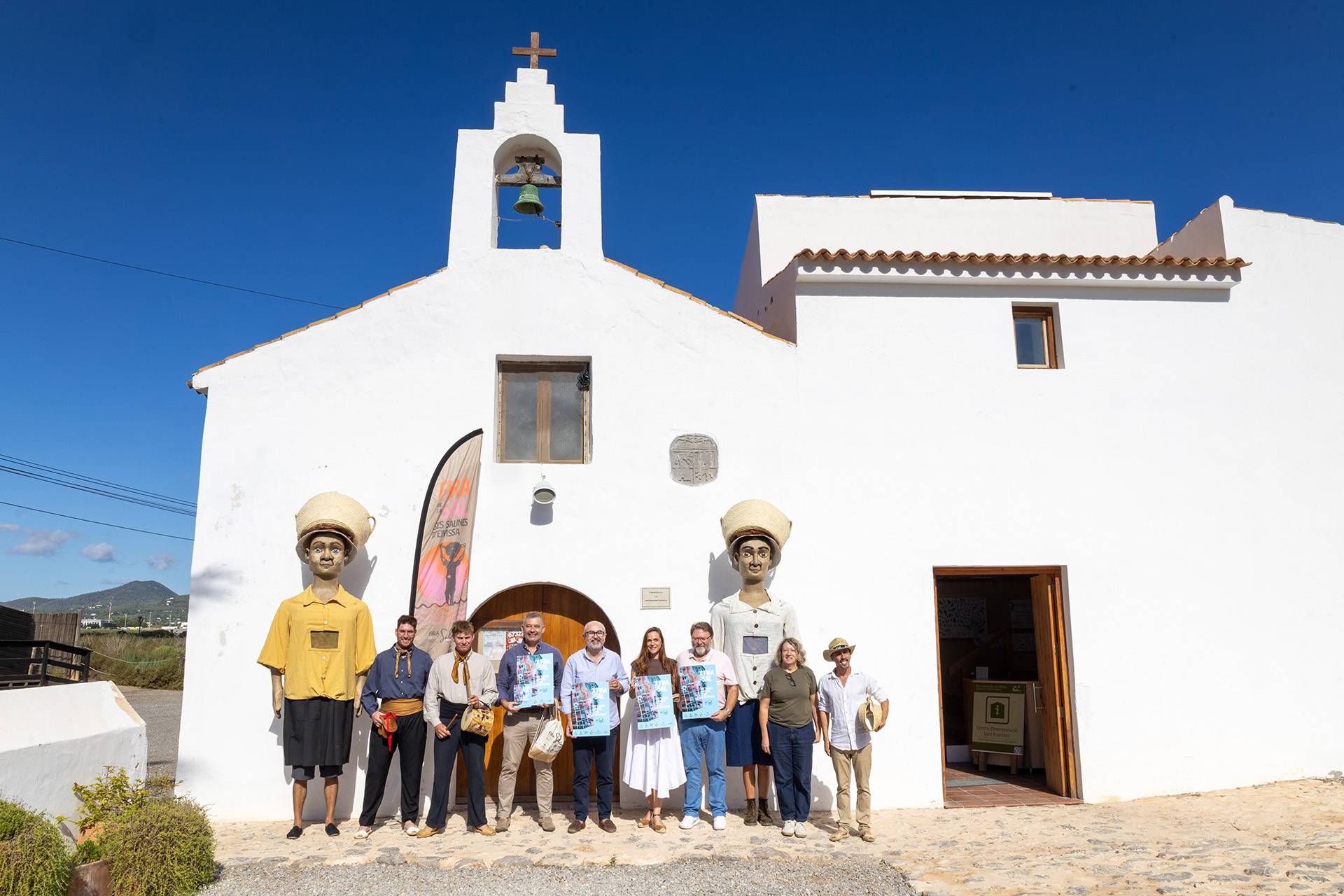 El director insular de Turismo del Consell d’Eivissa, Juan Miguel Costa, el alcalde de Sant Josep de sa Talaia, Vicente Roig, la coordinadora de Turismo del Ayuntamiento de Sant Josep de sa Talaia, Eva Ruiz, el segundo teniente de alcalde y concejal de Obras y Vivienda, Vicent Torres, la técnica del Parc Natural de ses Salines, Nuria Valverde, y el actor Miquel Vingut junto con los guardianes de la Fira de la Sal, Xicu y Jordi, y el Grup Folklòric Sant Jordi de Ses Salines