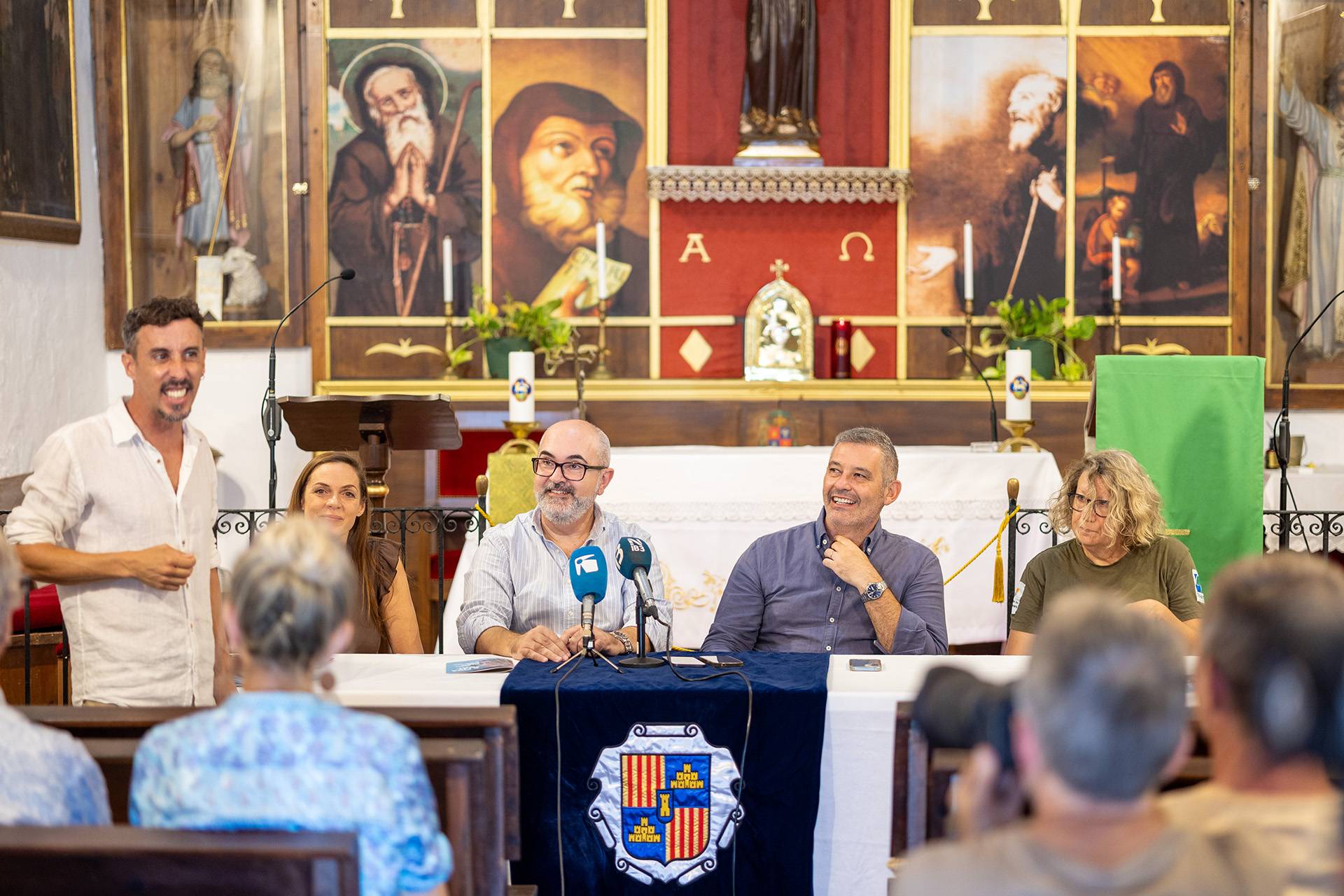 El actor Miquel Vingut, la coordinadora de Turismo del Ayuntamiento de Sant Josep de sa Talaia, Eva Ruiz, el alcalde de Sant Josep de sa Talaia, Vicente Roig, el director insular de Turismo del Consell d’Eivissa, Juan Miguel Costa y la técnica del Parque Natural de ses Salines, Nuria Valverde