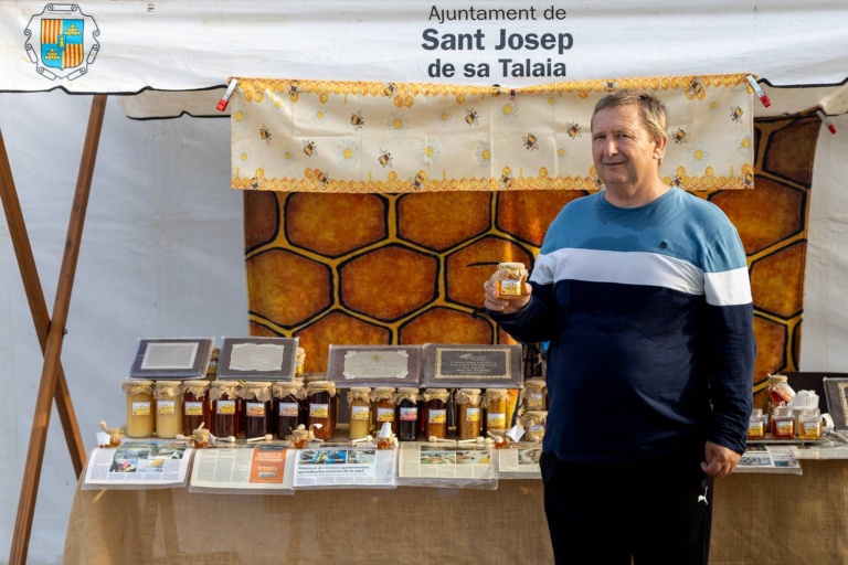 Miel y puesto de productos apícolas en el mercado artesanal. X Fira de la Sal, Sant Jordi, 17 de octubre de 2026. Fotografía: Juan Carlos Flórez.