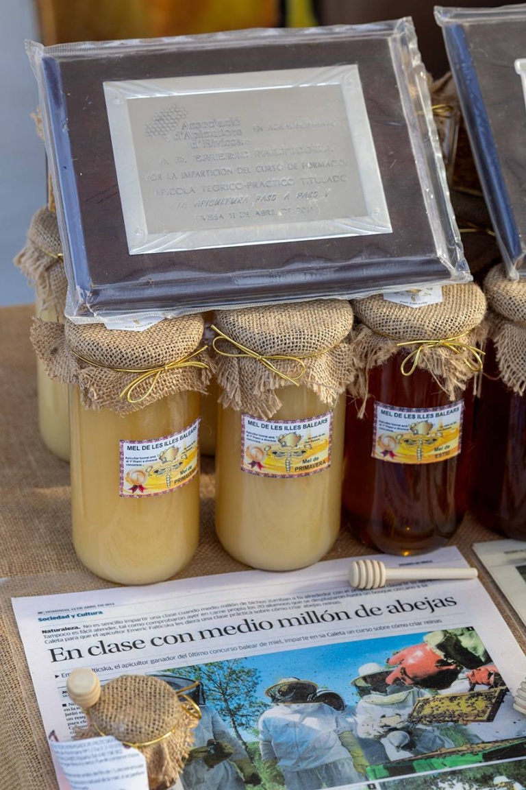 Miel y puesto de productos apícolas en el mercado artesanal. X Fira de la Sal, Sant Jordi, 17 de octubre de 2026. Fotografía: Juan Carlos Flórez.
