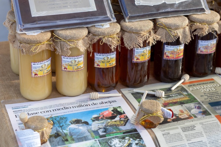 Miel y puesto de productos apícolas en el mercado artesanal. X Fira de la Sal, Sant Jordi, 17 de octubre de 2026. Fotografía: Juan Carlos Flórez.