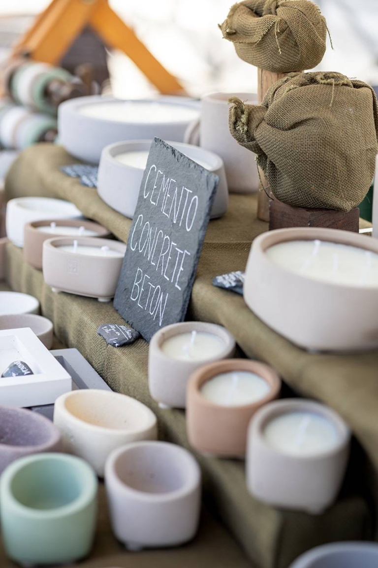 Objetos decorativos artesanales expuestos en el mercado. X Fira de la Sal, Sant Jordi, 17 de octubre de 2026. Fotografía: Juan Carlos Flórez.