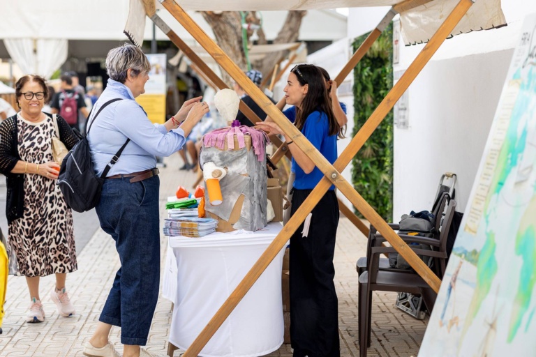 Visitantes y participantes recorriendo el mercado artesanal. X Fira de la Sal, Sant Jordi, 17 de octubre de 2026. Fotografía: Juan Carlos Flórez.