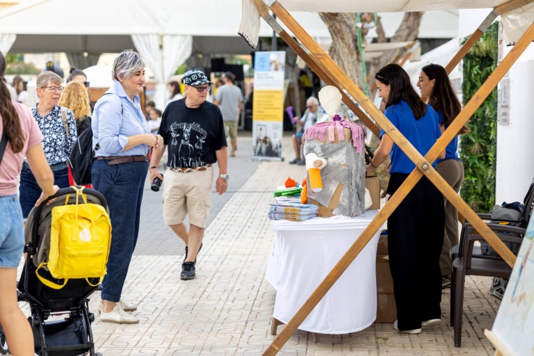 Visitantes y participantes recorriendo el mercado artesanal. X Fira de la Sal, Sant Jordi, 17 de octubre de 2026. Fotografía: Juan Carlos Flórez.