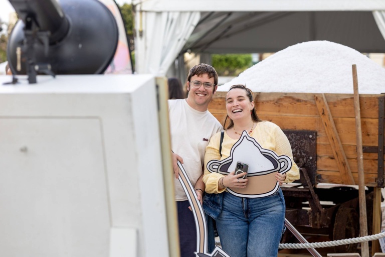 Visitantes y participantes recorriendo el mercado artesanal. X Fira de la Sal, Sant Jordi, 17 de octubre de 2026. Fotografía: Juan Carlos Flórez.