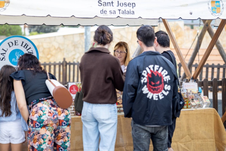 Visitantes y participantes recorriendo el mercado artesanal. X Fira de la Sal, Sant Jordi, 17 de octubre de 2026. Fotografía: Juan Carlos Flórez.