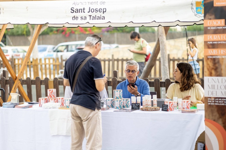 Visitantes y participantes recorriendo el mercado artesanal. X Fira de la Sal, Sant Jordi, 17 de octubre de 2026. Fotografía: Juan Carlos Flórez.