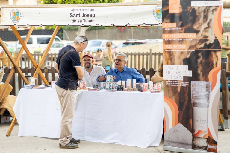 Visitantes y participantes recorriendo el mercado artesanal. X Fira de la Sal, Sant Jordi, 17 de octubre de 2026. Fotografía: Juan Carlos Flórez.