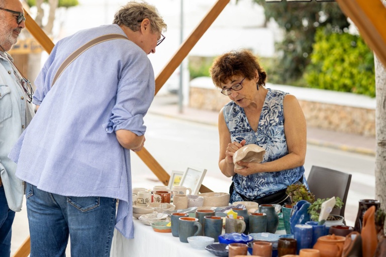 Visitantes y participantes recorriendo el mercado artesanal. X Fira de la Sal, Sant Jordi, 17 de octubre de 2026. Fotografía: Juan Carlos Flórez.