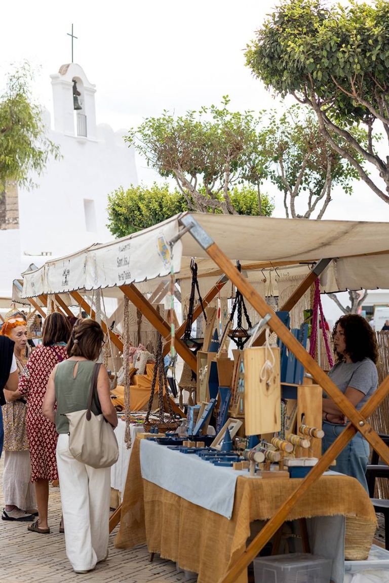 Visitantes y participantes recorriendo el mercado artesanal. X Fira de la Sal, Sant Jordi, 17 de octubre de 2026. Fotografía: Juan Carlos Flórez.