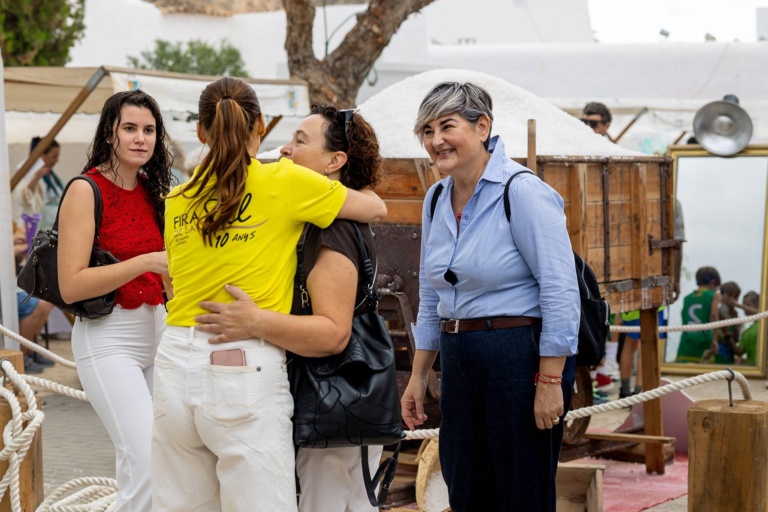 Visitantes y participantes recorriendo el mercado artesanal. X Fira de la Sal, Sant Jordi, 17 de octubre de 2026. Fotografía: Juan Carlos Flórez.