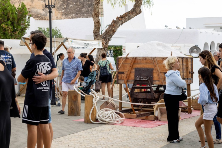 Público y preparación gastronómica en el mercado. X Fira de la Sal, Sant Jordi, 17 de octubre de 2026. Fotografía: Juan Carlos Flórez.