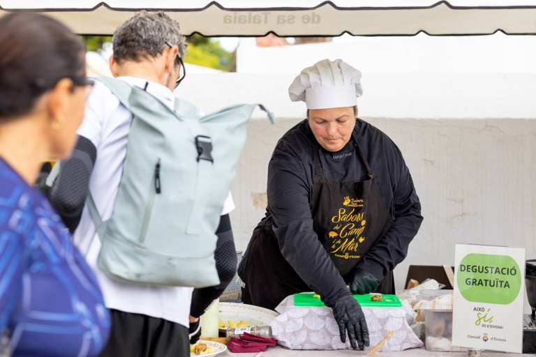 Público y preparación gastronómica en el mercado. X Fira de la Sal, Sant Jordi, 17 de octubre de 2026. Fotografía: Juan Carlos Flórez.