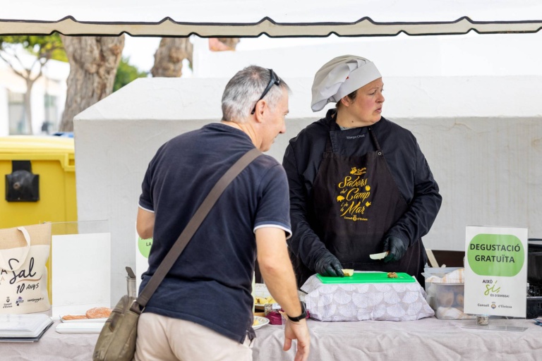 Público y preparación gastronómica en el mercado. X Fira de la Sal, Sant Jordi, 17 de octubre de 2026. Fotografía: Juan Carlos Flórez.