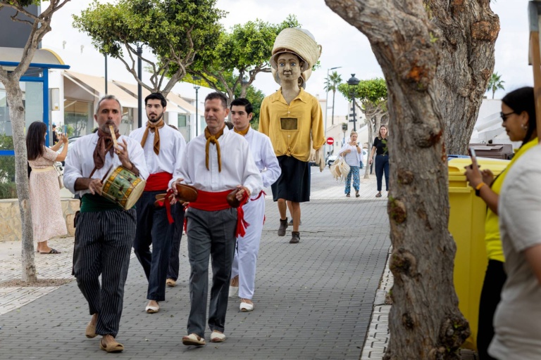 Pasacalles con músicos y los guardianes Xicu y Jordi. X Fira de la Sal, Sant Jordi, 17 de octubre de 2026. Fotografía: Juan Carlos Flórez.