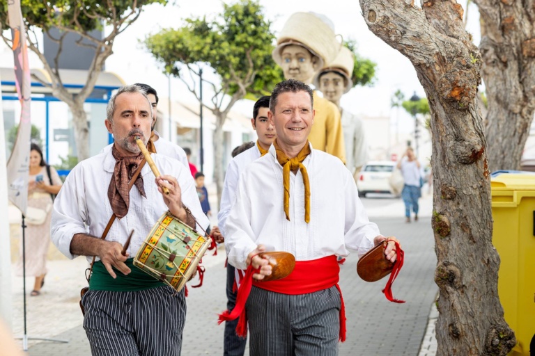 Pasacalles con músicos y los guardianes Xicu y Jordi. X Fira de la Sal, Sant Jordi, 17 de octubre de 2026. Fotografía: Juan Carlos Flórez.