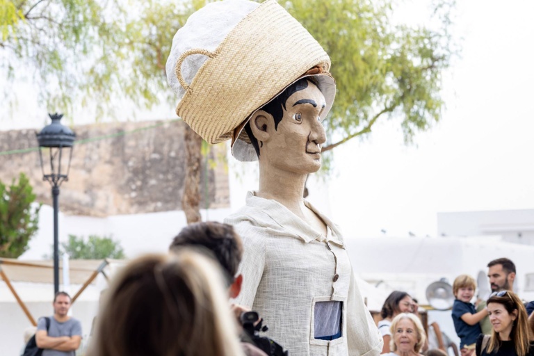 Pasacalles con músicos y los guardianes Xicu y Jordi. X Fira de la Sal, Sant Jordi, 17 de octubre de 2026. Fotografía: Juan Carlos Flórez.