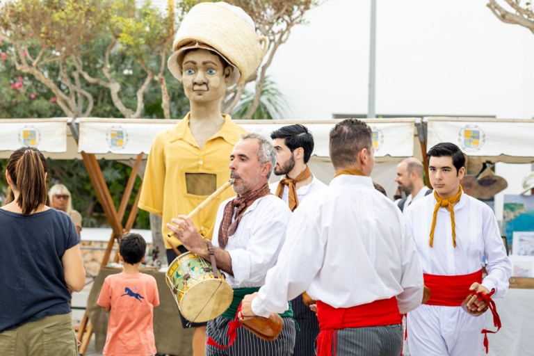 Pasacalles con músicos y los guardianes Xicu y Jordi. X Fira de la Sal, Sant Jordi, 17 de octubre de 2026. Fotografía: Juan Carlos Flórez.