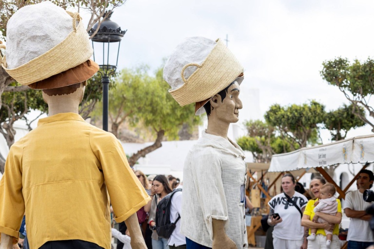 Pasacalles con músicos y los guardianes Xicu y Jordi. X Fira de la Sal, Sant Jordi, 17 de octubre de 2026. Fotografía: Juan Carlos Flórez.
