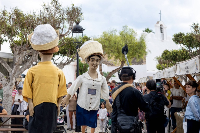 Pasacalles con músicos y los guardianes Xicu y Jordi. X Fira de la Sal, Sant Jordi, 17 de octubre de 2026. Fotografía: Juan Carlos Flórez.