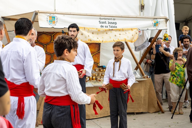 Pasacalles con músicos y los guardianes Xicu y Jordi. X Fira de la Sal, Sant Jordi, 17 de octubre de 2026. Fotografía: Juan Carlos Flórez.