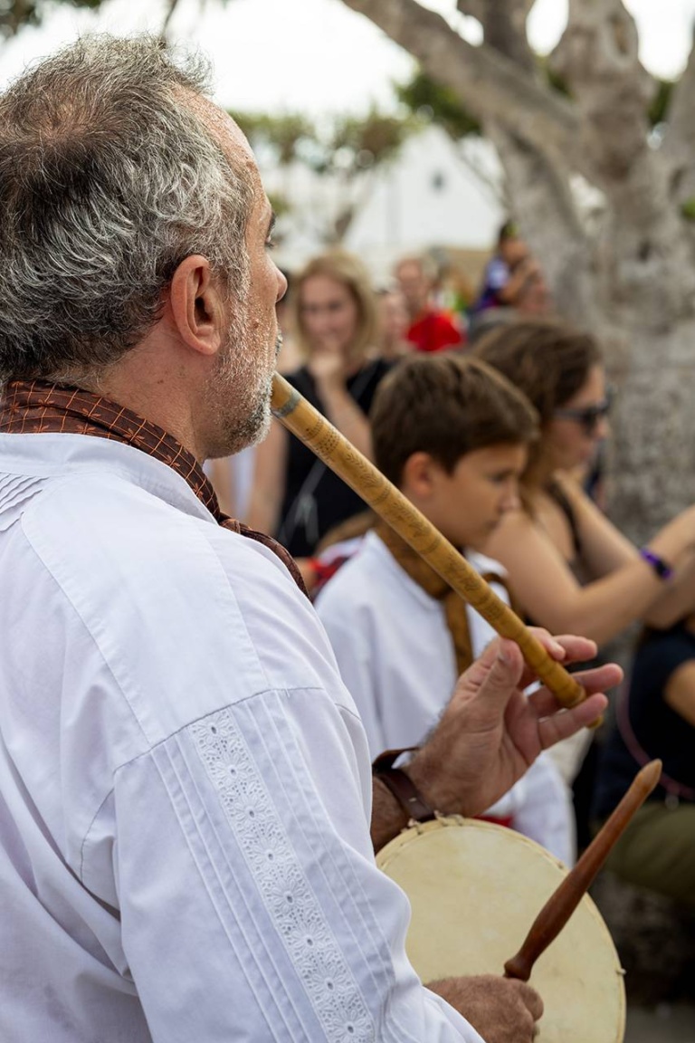 Pasacalles con músicos y los guardianes Xicu y Jordi. X Fira de la Sal, Sant Jordi, 17 de octubre de 2026. Fotografía: Juan Carlos Flórez.