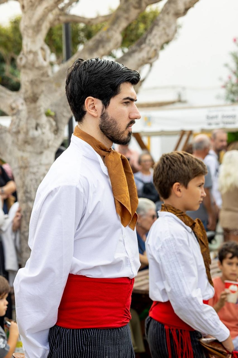 Pasacalles con músicos y los guardianes Xicu y Jordi. X Fira de la Sal, Sant Jordi, 17 de octubre de 2026. Fotografía: Juan Carlos Flórez.