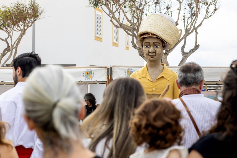 Pasacalles con músicos y los guardianes Xicu y Jordi. X Fira de la Sal, Sant Jordi, 17 de octubre de 2026. Fotografía: Juan Carlos Flórez.