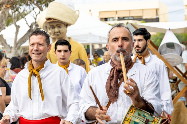 Pasacalles con músicos y los guardianes Xicu y Jordi. X Fira de la Sal, Sant Jordi, 17 de octubre de 2026. Fotografía: Juan Carlos Flórez.