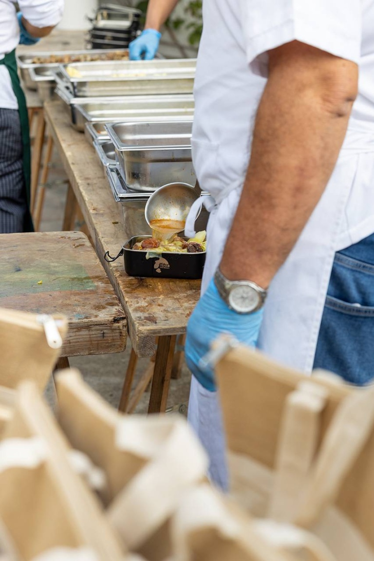 Preparación y servicio de la comida popular. X Fira de la Sal, Sant Jordi, 17 de octubre de 2026. Fotografía: Juan Carlos Flórez.