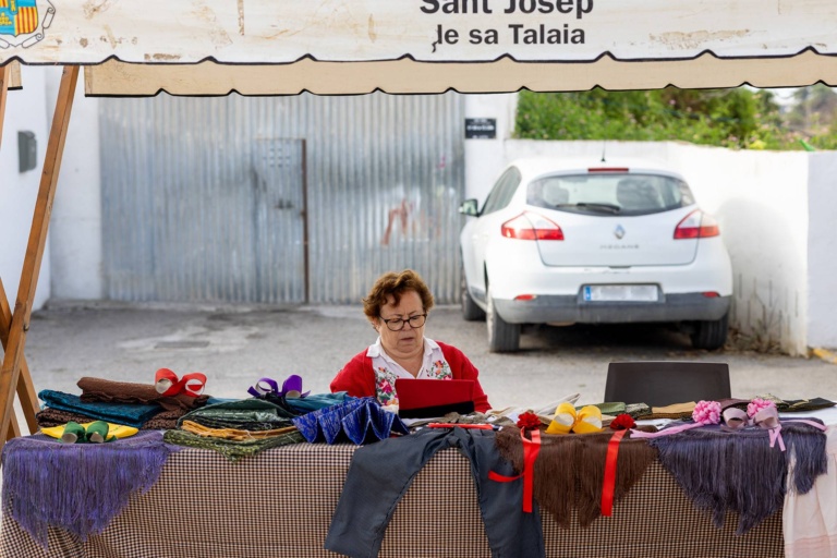 Flores y complementos textiles artesanales. X Fira de la Sal, Sant Jordi, 17 de octubre de 2026. Fotografía: Juan Carlos Flórez.