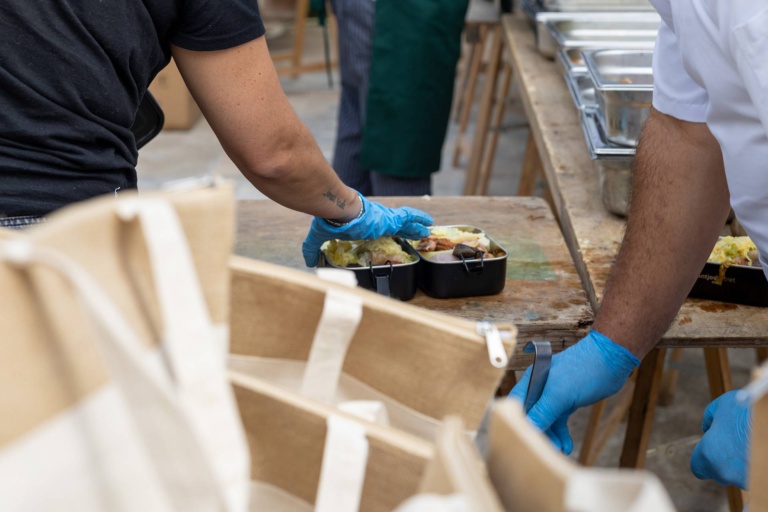 Preparación y servicio de la comida popular. X Fira de la Sal, Sant Jordi, 17 de octubre de 2026. Fotografía: Juan Carlos Flórez.