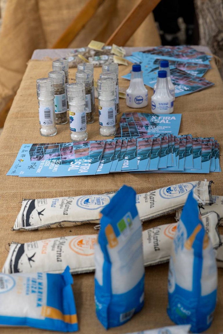 Productos de sal y recuerdos de la Fira. X Fira de la Sal, Sant Jordi, 17 de octubre de 2026. Fotografía: Juan Carlos Flórez.