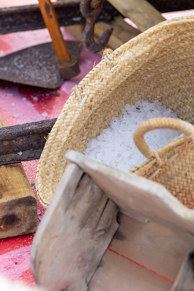 Detalle de sal en una vagoneta de madera. X Fira de la Sal, Sant Jordi, 17 de octubre de 2026. Fotografía: Juan Carlos Flórez.