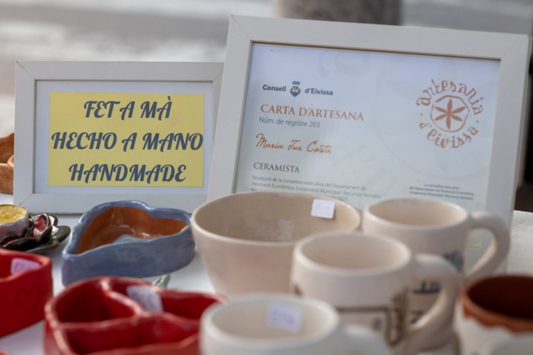 Cerámica artesanal expuesta en el mercado. X Fira de la Sal, Sant Jordi, 17 de octubre de 2026. Fotografía: Juan Carlos Flórez.