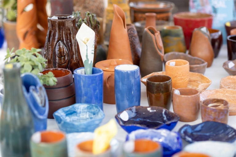 Cerámica artesanal expuesta en el mercado. X Fira de la Sal, Sant Jordi, 17 de octubre de 2026. Fotografía: Juan Carlos Flórez.