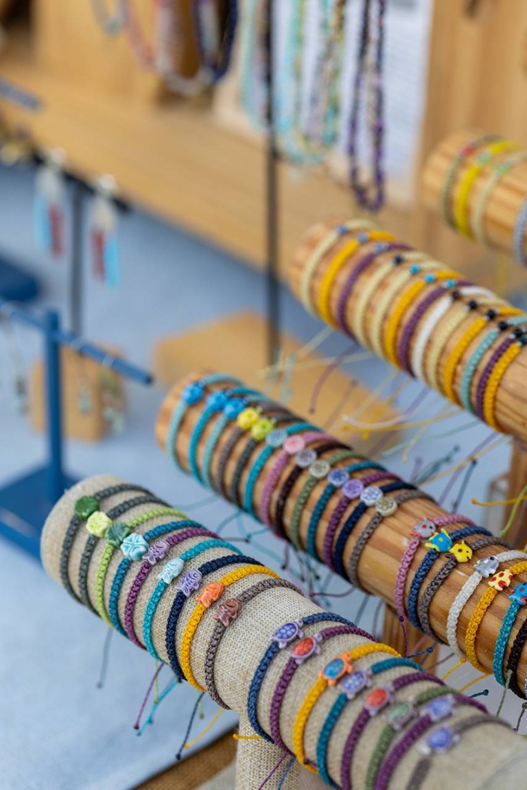 Pulseras y complementos artesanales. X Fira de la Sal, Sant Jordi, 17 de octubre de 2026. Fotografía: Juan Carlos Flórez.