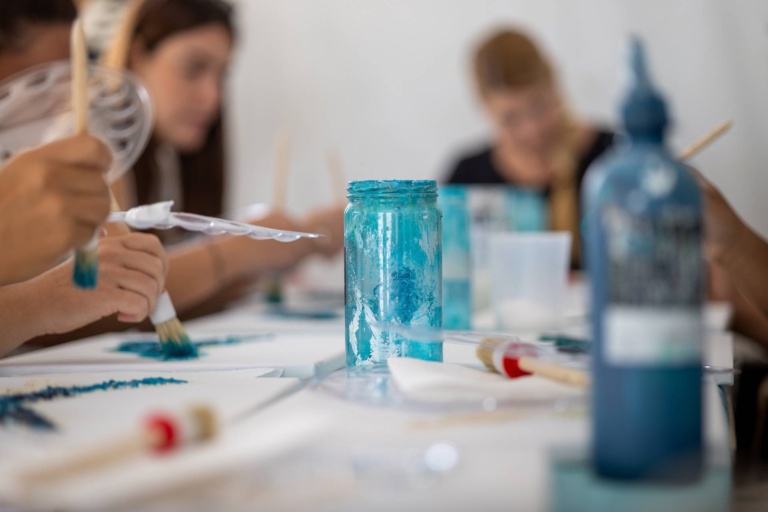 Participantes en un taller artístico. X Fira de la Sal, Sant Jordi, 17 de octubre de 2026. Fotografía: Juan Carlos Flórez.