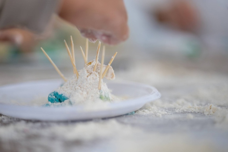 Elaboración de bolsitas de sal aromática. X Fira de la Sal, Sant Jordi, 17 de octubre de 2026. Fotografía: Juan Carlos Flórez.