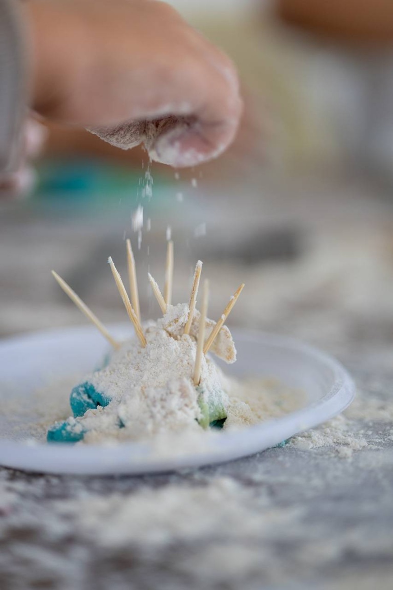 Elaboración de bolsitas de sal aromática. X Fira de la Sal, Sant Jordi, 17 de octubre de 2026. Fotografía: Juan Carlos Flórez.
