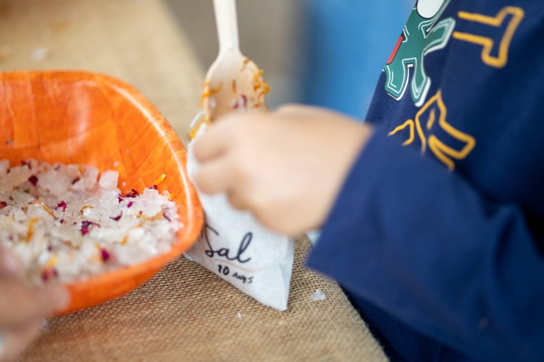 Elaboración de bolsitas de sal aromática. X Fira de la Sal, Sant Jordi, 17 de octubre de 2026. Fotografía: Juan Carlos Flórez.