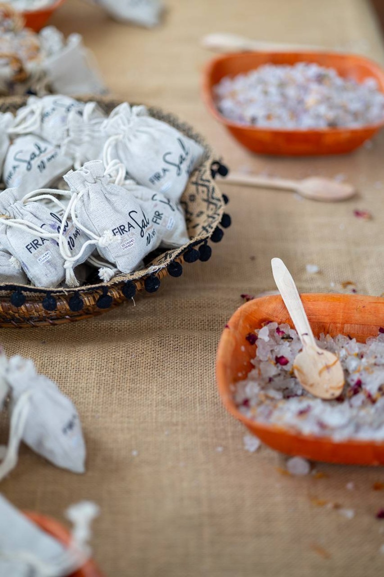 Elaboración de bolsitas de sal aromática. X Fira de la Sal, Sant Jordi, 17 de octubre de 2026. Fotografía: Juan Carlos Flórez.