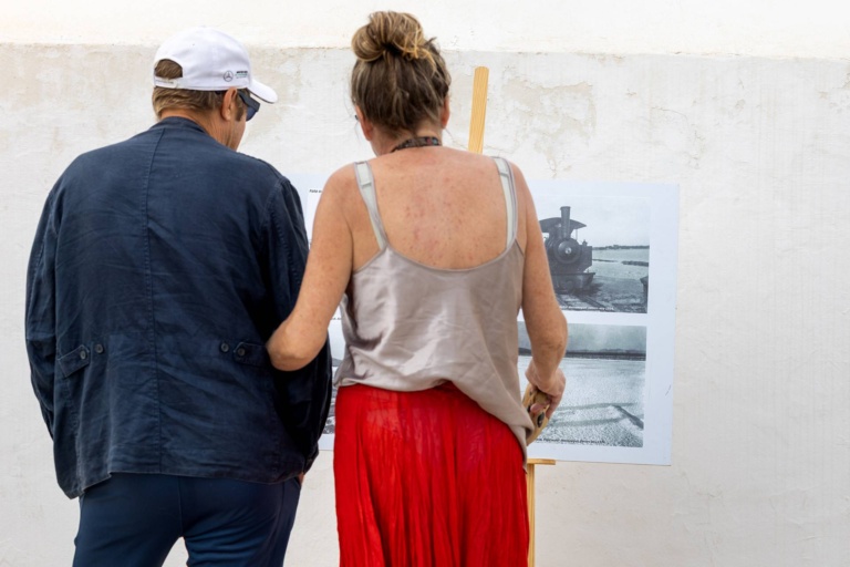 Exposición de obras y visitantes de la Fira. X Fira de la Sal, Sant Jordi, 17 de octubre de 2026. Fotografía: Juan Carlos Flórez.