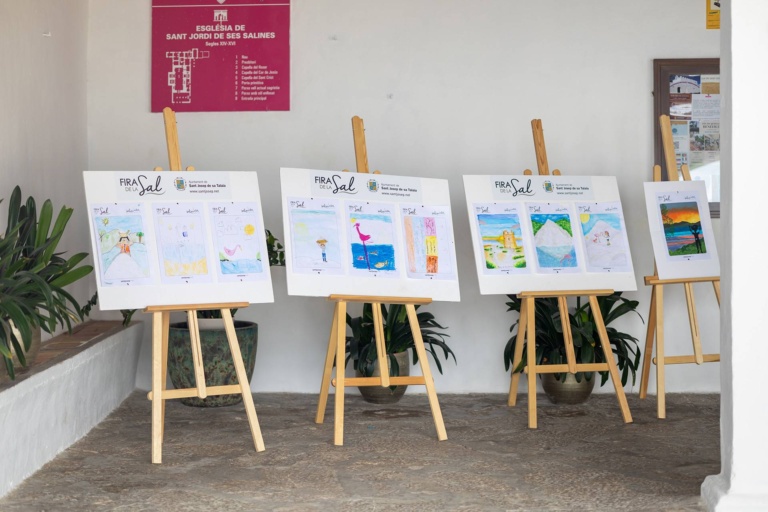 Dibujos infantiles expuestos en el porche de la iglesia. X Fira de la Sal, Sant Jordi, 17 de octubre de 2026. Fotografía: Juan Carlos Flórez.